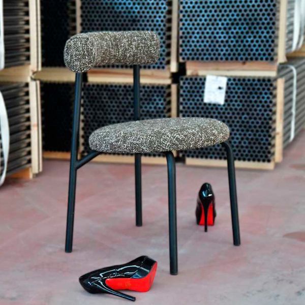 Silla metálica tapizada para cafeterías y restaurantes Silla metálica tapizada para cafeterías y restaurantes