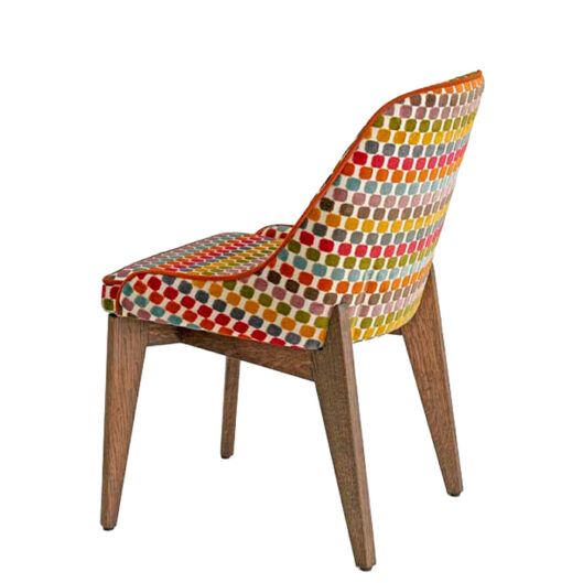 Silla Romeo tapizada estructura en madera de haya para hosteleria Magari Design