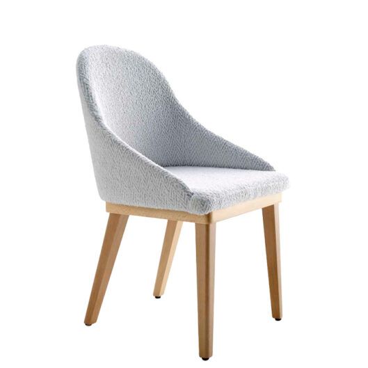 Silla Doris tapizada estructura en madera de haya para hosteleria Magari Design