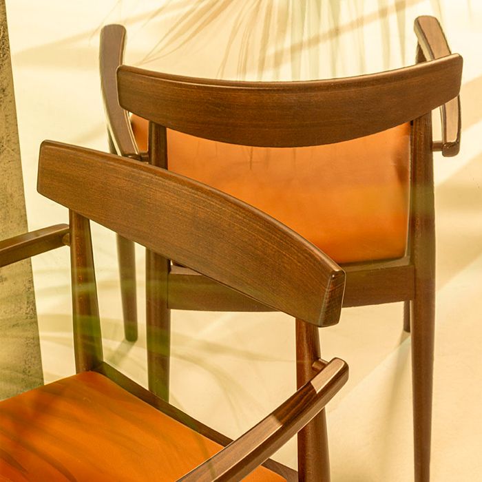 Sillón apilable de madera con asiento tapizado para hostelería Rinna Sillón apilable de madera con asiento tapizado para hostelería Rinna