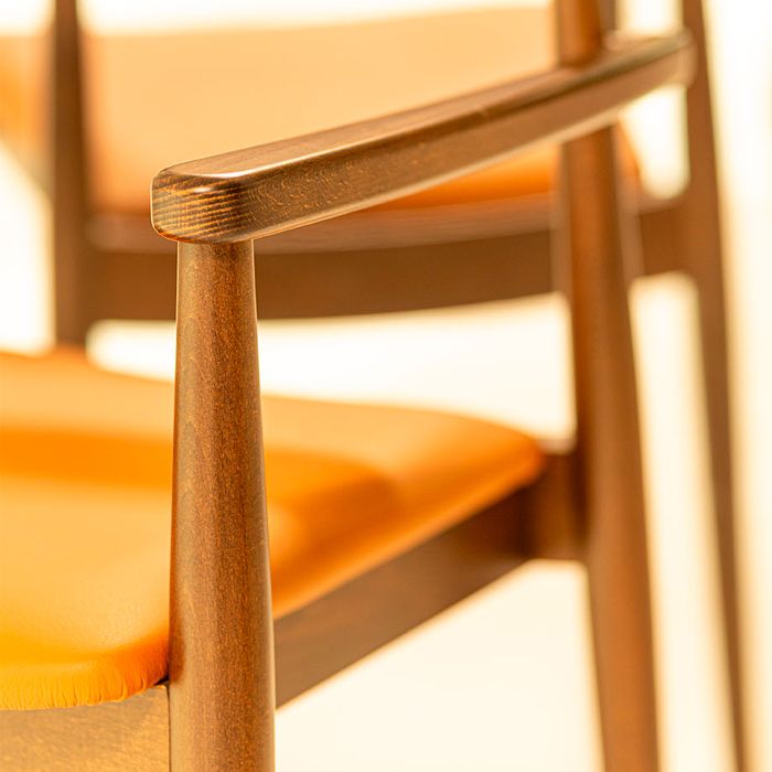 Sillón apilable de madera con asiento tapizado para hostelería Rinna Sillón apilable de madera con asiento tapizado para hostelería Rinna