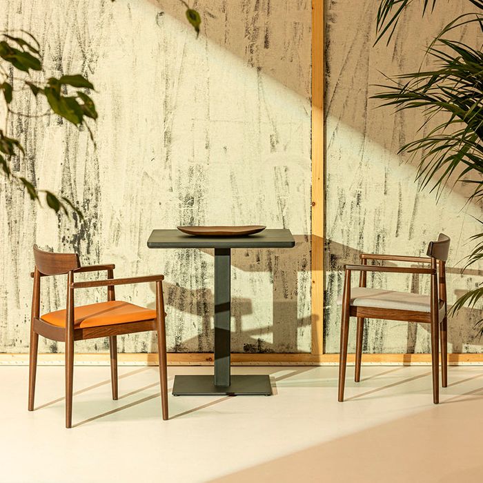 Sillón apilable de madera con asiento tapizado para hostelería Rinna Sillón apilable de madera con asiento tapizado para hostelería Rinna