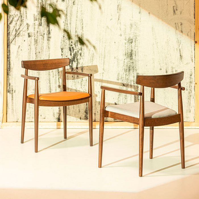 Sillón apilable de madera con asiento tapizado para hostelería Rinna Sillón apilable de madera con asiento tapizado para hostelería Rinna