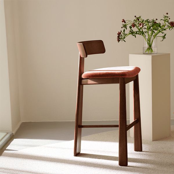 Taburete de tres patas en madera para hostelería Taburete de tres patas en madera para hostelería