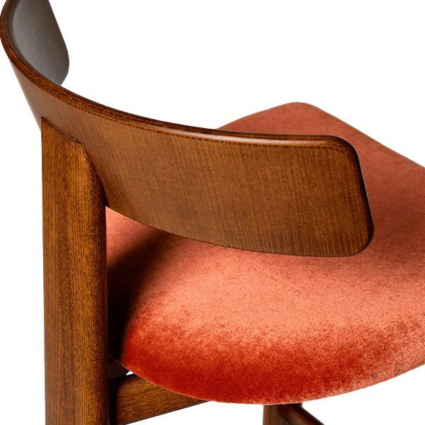 Taburete de tres patas en madera para hostelería Taburete de tres patas en madera para hostelería