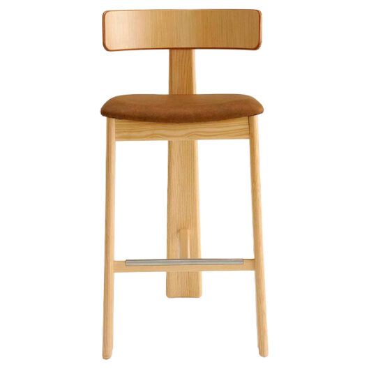 Taburete de tres patas en madera para hostelería
