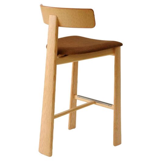 Taburete de tres patas en madera para hostelería