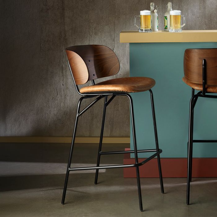 Taburete tapizado Julieta con respaldo en madera envolvente para hosteleria Magari Design Taburete tapizado Julieta con respaldo en madera envolvente para hosteleria Magari Design