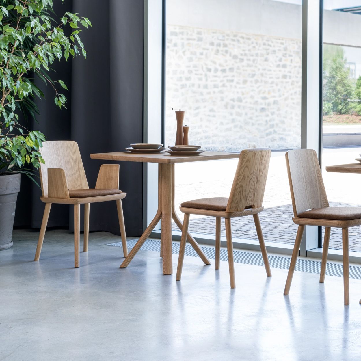 silla-con-brazos-madera-fresno-ambiente