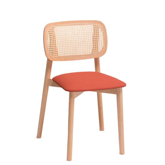 Silla de madera con asiento tapizado y respaldo en malla de cane para restaurantes
